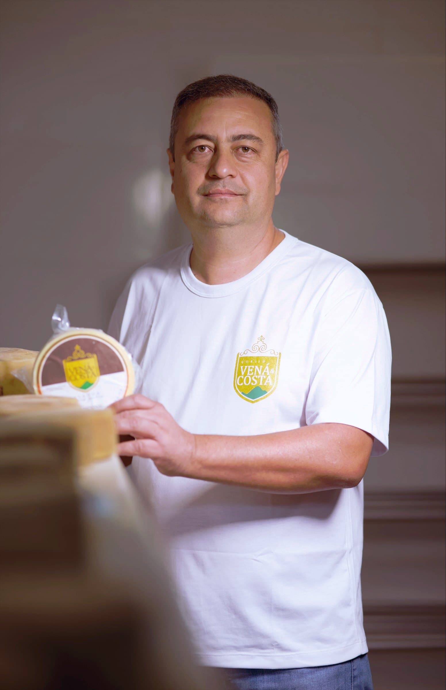 Juliano Oliveira com uma peça do Queijo Vena & Costa na sala de maturação