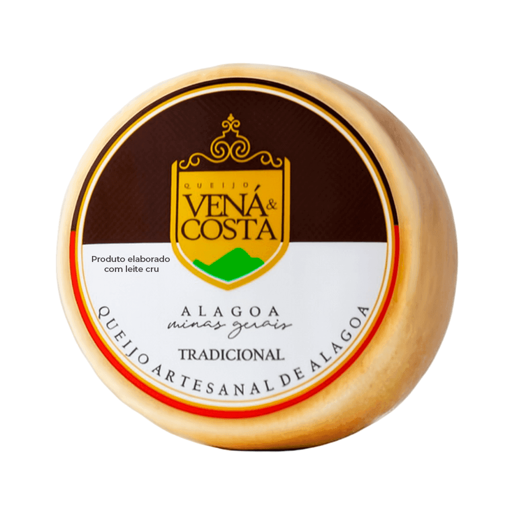 Queijo Tradicional da Alagoa inteiro, com o rótulo Vená & Costa, sobre fundo branco